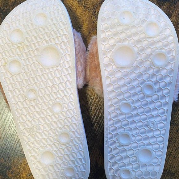 PUMA x FENTY Fluffy Pink Slides - Picture 3 of 5